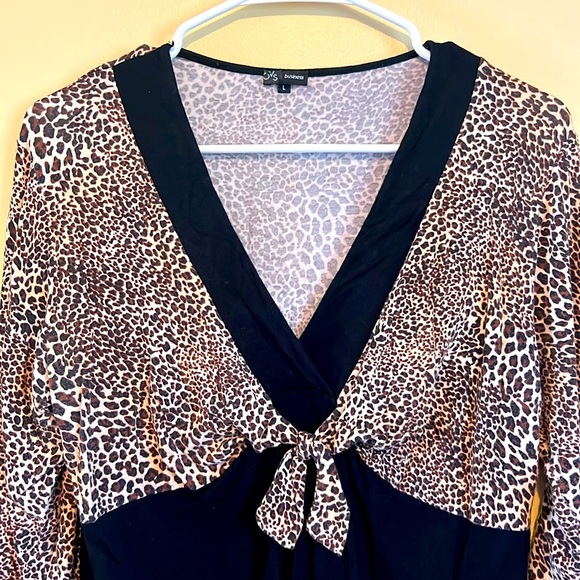 L Leopard  Blouse 🐆 V-Neck Fits M perfect, as very stretchy - Picture 3 of 6